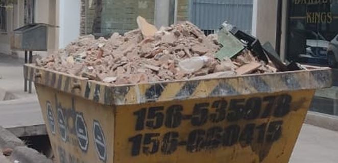 Contenedor de basura lleno de escombros